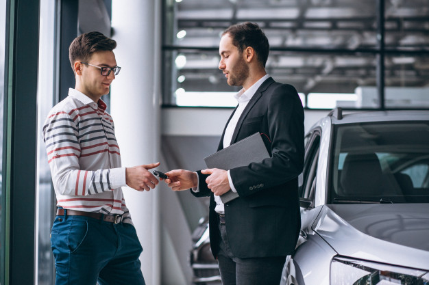 Hombre cancelando seguro de auto