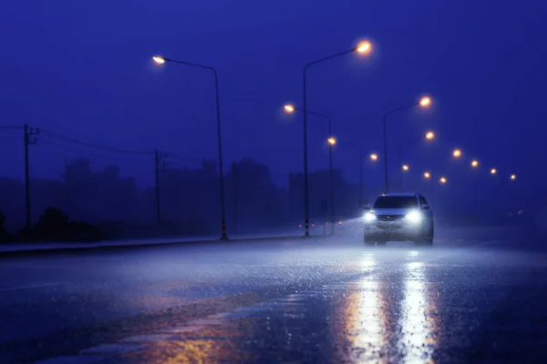 conducir bajo la lluvia